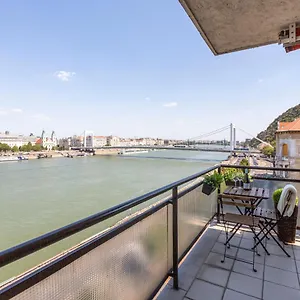 luxury-residence-with-a-beautiful-view-for-the-danube-river.inbudapesthotels.com/